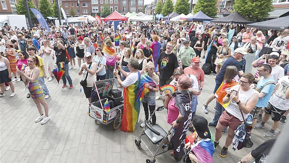 Hier endete die Kundgebung: Auf dem Neuen Markt. Noch haben alle Spaß. Foto: Jens Doden