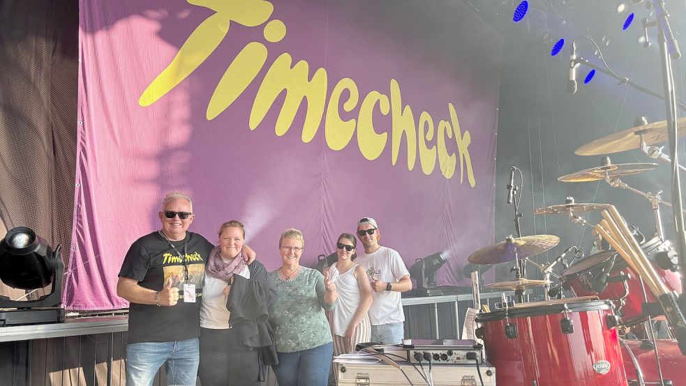 Einmal wie echte Stars fühlen: Konzertveranstalter Ewald Maas (links) nahm Ines Saathoff, Helga Janssen, Dana Bollier und Björn Goldmann als Gewinner der Backstagetour mit auf die große Open-Air-Bühne in Tannenhausen. Foto: Udo Hippen