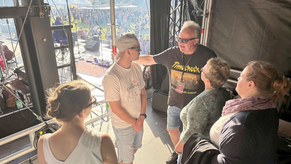 Spannende Details rund um ein Open Air: Konzertveranstalter Ewald Maas plauderte im Kreise der Gewinner aus dem „Nähkästchen“. Foto: Udo Hippen