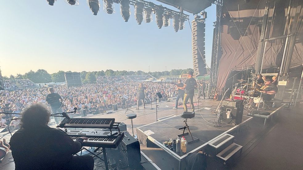 Sahen das Abschiedskonzert von Timecheck mit ganz anderen Augen: Die Gewinner der Backstagetour standen vor dem Auftritt der Lokalmatadore selber auf der großen Bühne. Foto: Udo Hippen