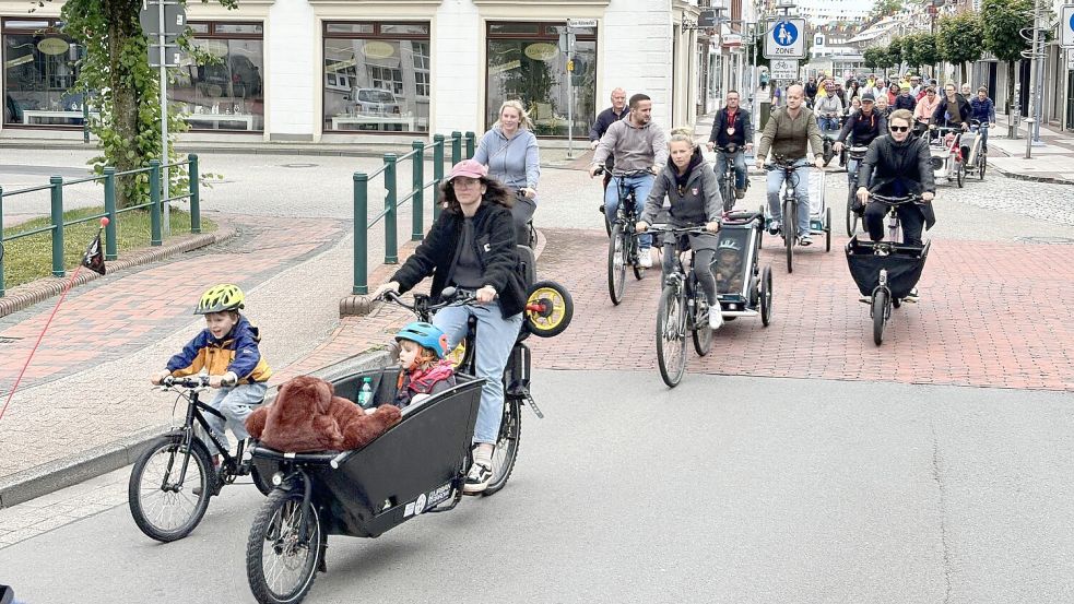 Aurich steigt in der Gunst der Radler, wie hier beim Fahrradtag in der Innenstadt: Beim aktuellen Fahrradklimatest des ADFC schneidet die Stadt deutlich besser ab, als zwei Jahre zuvor. Foto: Holger Janssen