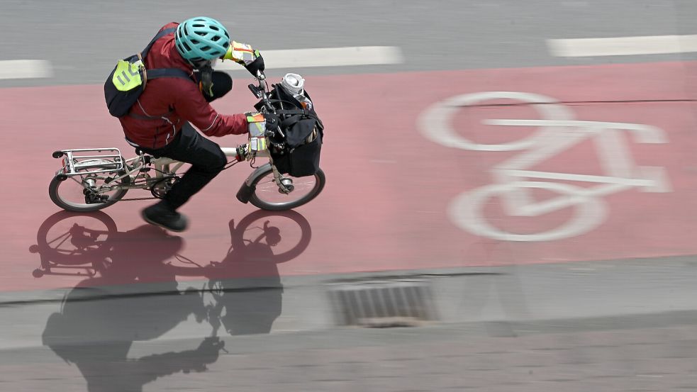 Unterwegs mit dem Rad: Ein Helm schützt bei Unfällen. Foto: dpa/Arne Dedert