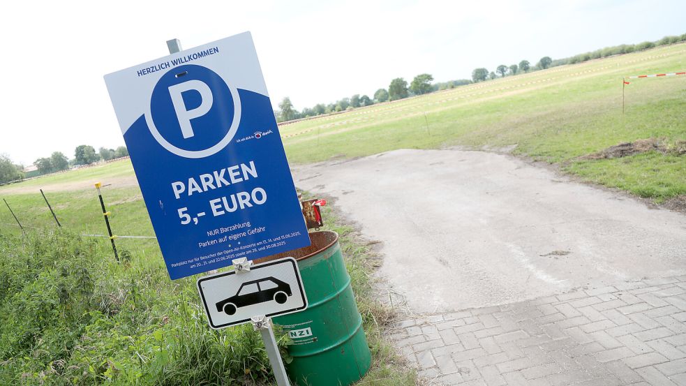 Die Stadt Aurich hat auf mehreren Weideflächen Platz für 3000 bis 3500 Autos geschaffen. Foto: Romuald Banik