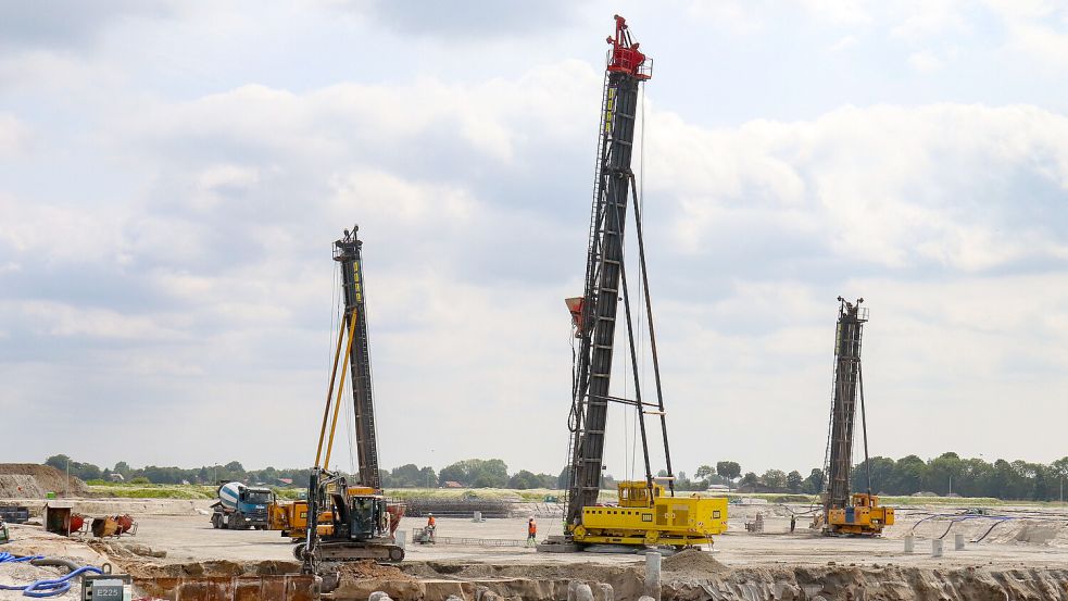 Drei große Rammen sind auf dem Zentralklinikgelände im Einsatz. Foto: Romuald Banik