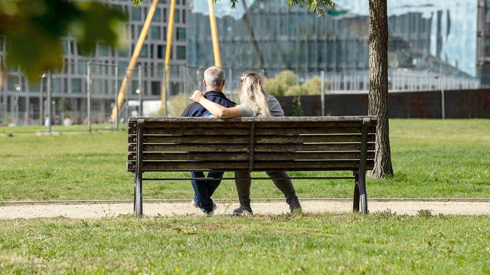 Die Zufriedenheit in Beziehungen kann teils binnen kurzer Zeit stark schwanken. Das ist ein zentrales Ergebnis einer psychologischen Studie unter Federführung der Uni Mainz. (Symbolfoto) Foto: Paul Zinken/dpa