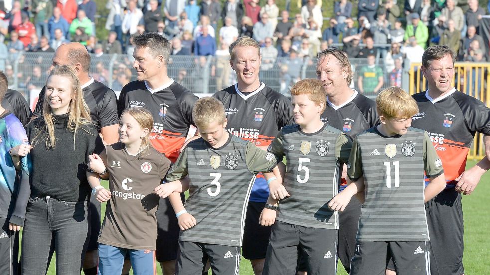 Die Ostfriesland-Auswahl tritt in Carolinensiel unter anderem mit Timo Schulz (links) und Esens Trainer Ralf Backhaus in Carolinensiel an. Foto: Bernd Wolfenberg