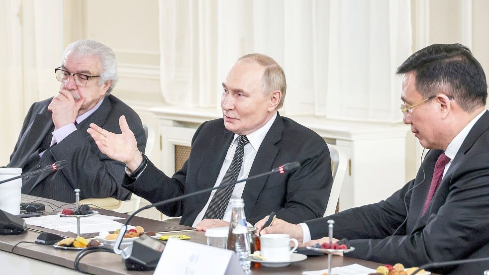 Beim Wirtschaftsforum in St. Petersburg trifft Putin traditionell Vertreter der großen Nachrichtenagenturen. Foto: Vyacheslav Prokofyev/Pool Sputnik Kremlin/AP/dpa