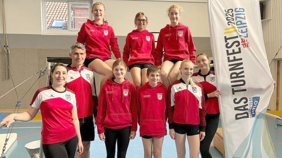 Sie waren beim Turnfest in Leipzig für den MTV Aurich dabei: Maike Andreas-Eisenhauer (von links), Arne Gleich, Amke Bolten, Daja Koletschka, Asia Gala-Buss, Elisa Preis, Tabea Bohlen, Marleen Brigert, Leja Schellschmidt. Foto: Marco Lindenbeck