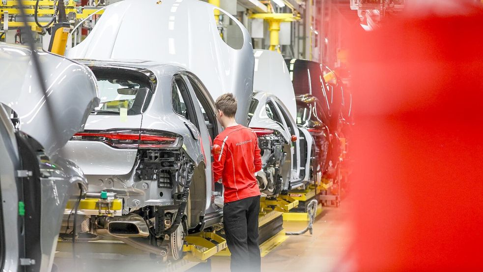 Der Auftragsbestand in der deutschen Industrie wächst - dank einer Erholung in der Autobranche. (Archivbild) Foto: Jan Woitas/dpa