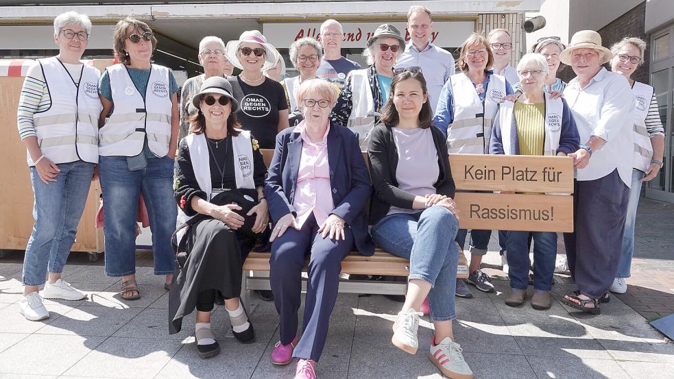Eine Lehne für vier, aber nur drei Sitzplätze: Im Zuge des Demokratiefestes wurde in Aurich eine Bank ohne einen Platz für Rassismus offiziell in Betrieb genommen. Auf der Bank sitzen Bettina Hoppe (von links), Ingeborg Hartmann-Seibt und Claudia Stolte. Foto: Helmut Vortanz