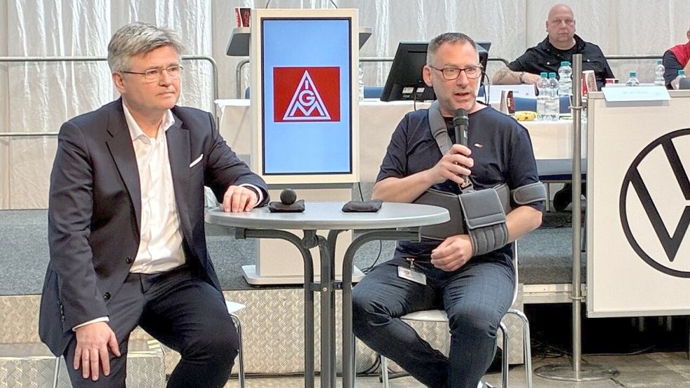 Standen und saßen Rede und Antwort: Personalvorstand Arne Meiswinkel (links) und Betriebsratschef Manfred Wulff. Foto: Betriebsrat Volkswagen AG