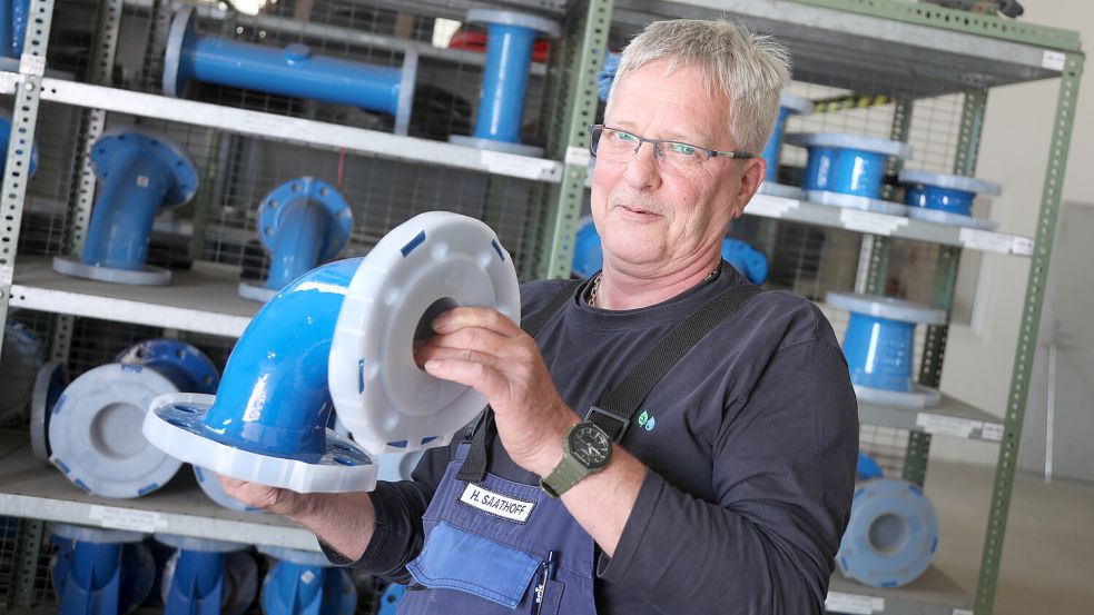 Hinrich Saathoff mit einem Verbindungsstück für Rohre im Materiallager des Siegelsumer Wasserwerks. Foto: Romuald Banik