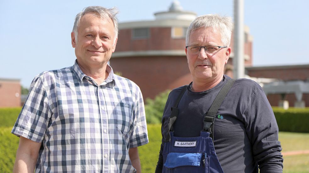 Regionalleiter Michael Veh des OOWV (links) und Hinrich Saathoff vor dem Gebäude des alten Wasserwerks in Siegelsum. Foto: Romuald Banik