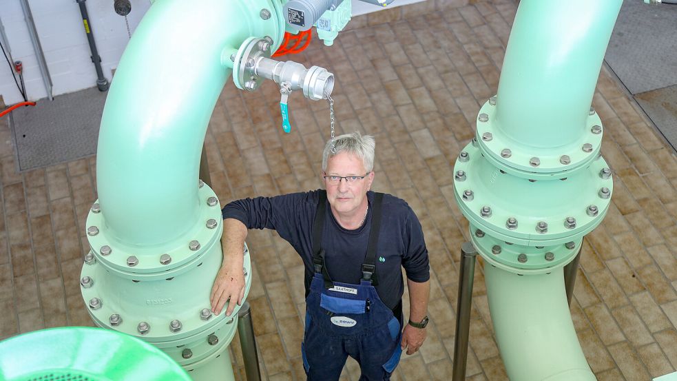 Zwischen den großen Pumpen steht Hinrich Saathoff eher selten. Meist ist er unterwegs und kümmert sich um die Rohre, die unter der Erde liegen. Foto: Romuald Banik