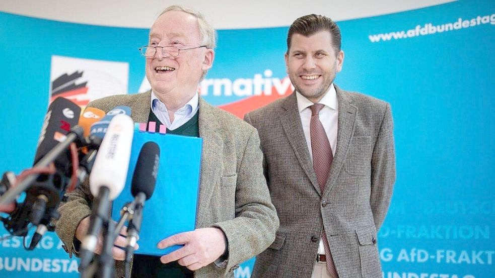 Lange der Mann hinter Gauland: Christian Lüth war Sprecher der AfD und dann doch zu rechtsextrem. Heute spaziert er aber wieder durch den Bundestag. Foto: dpa/Kay Nietfeld/Archiv