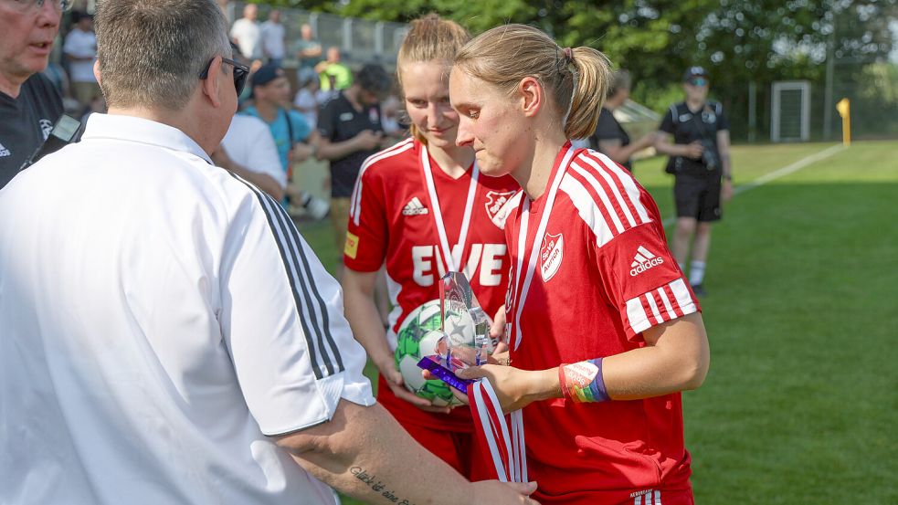 Nach dem verlorenen Finale um die Niedersachsenmeisterschaft gab es Silber für die Auricherinnen.Foto: Helmut Vortanz
