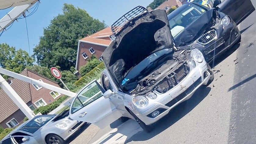 Auf der Kanalstraße in Ostgroßefehn sind am Sonnabend zwei Autos zusammengestoßen. Foto: Ihno Saathoff/Feuerwehr Großefehn