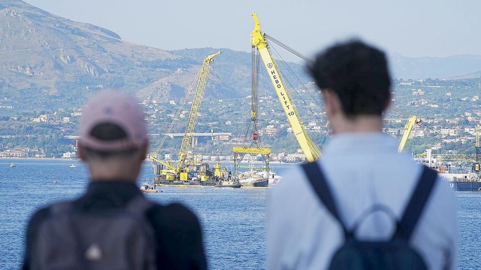 Ein besonderer Anblick: die Bergung der Superyacht „Bayesian“. Foto: Peter Byrne/PA Wire/dpa