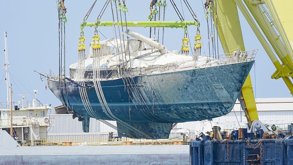 Nach zehn Monaten wurde die Luxusyacht aus dem Wasser gehoben und zum Hafen von Termini Imerese gebracht. Foto: Peter Byrne/PA Wire/dpa