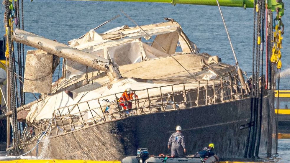 Mithilfe von Spezialkränen wurde zunächst die 56 Meter lange Segeljacht aus rund 50 Metern Tiefe angehoben. Foto: Salvatore Cavalli/AP/dpa