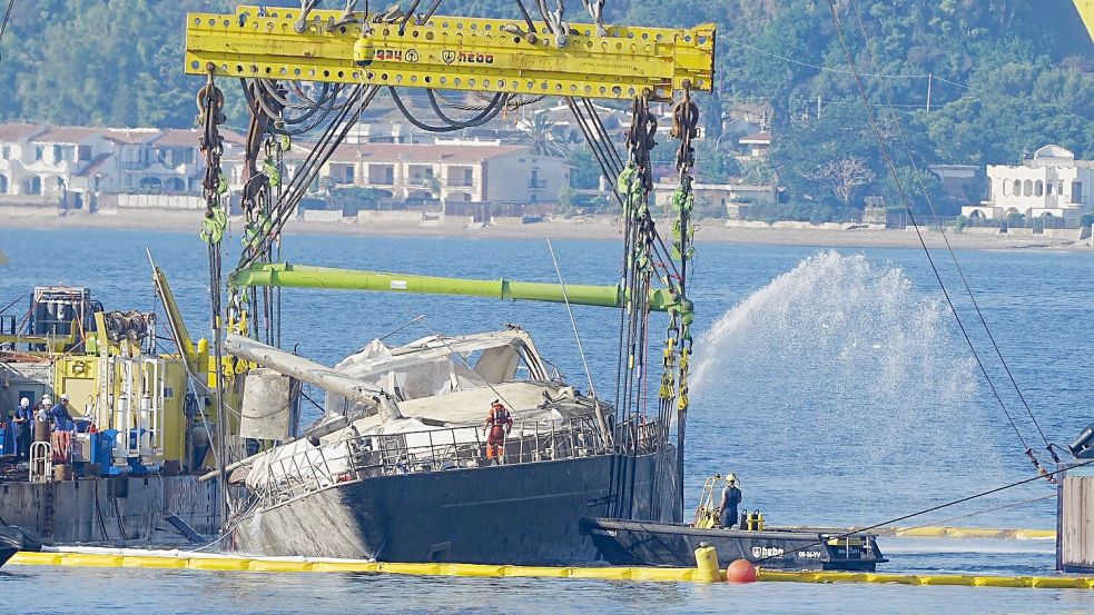 Das Wrack musste leergepumpt und stabilisiert werden, bevor es für weitere Untersuchungen in den Hafen von Termini Imerese geschleppt werden soll. Foto: Peter Byrne/PA Wire/dpa