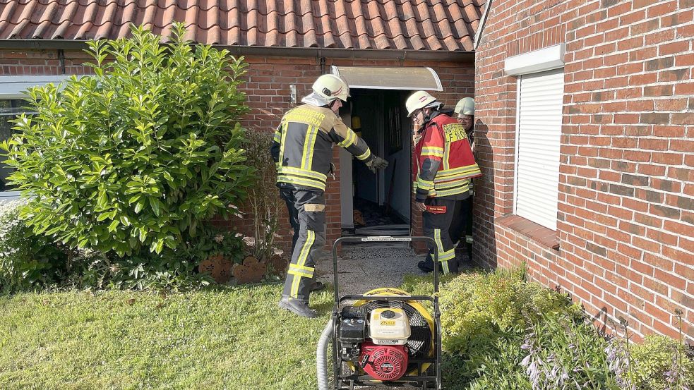 Krummhörner Feuerwehren sind am Samstagabend zu einem Brand in einem Visquarder Ferienhaus ausgerückt. Fotos: Feuerwehr Krummhörn