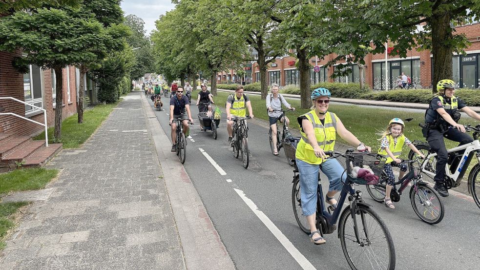 Mit einem Fahrradkorso ging es einmal rund um die Innenstadt. Foto: Mieke Matthes