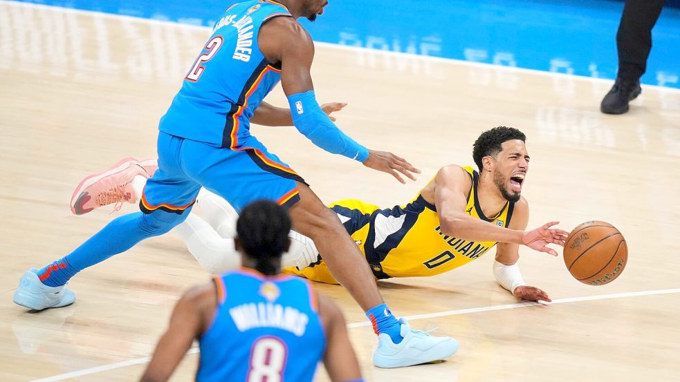 Der Moment, der für Stille in der Arena sorgte: Haliburton rutscht weg und schreit sofort vor Schmerzen. Foto: Nate Billings/AP/dpa