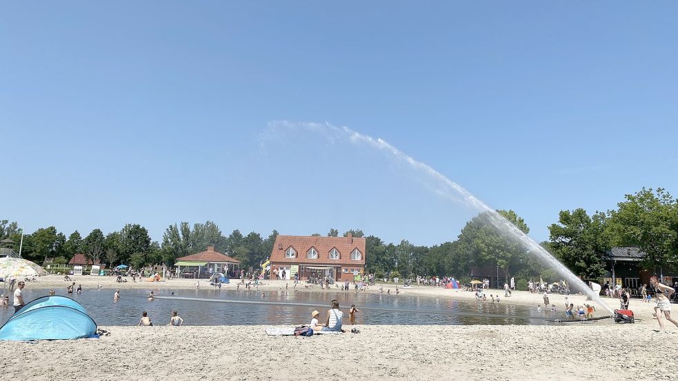 Seltener Anblick: Die Feuerwehr sorgte mit einer Pumpe für eine zusätzliche Erfrischung beim Familienfest am Ihler Meer. Foto: Christin Wetzel