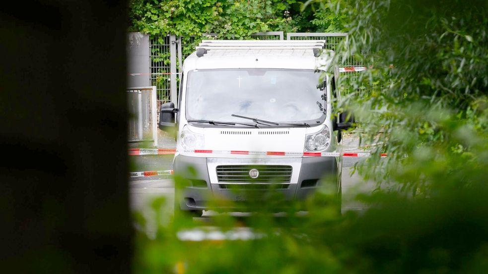 Das Fluchtfahrzeug wurde am Mittag abgeschleppt. Foto: Julian Stratenschulte/dpa