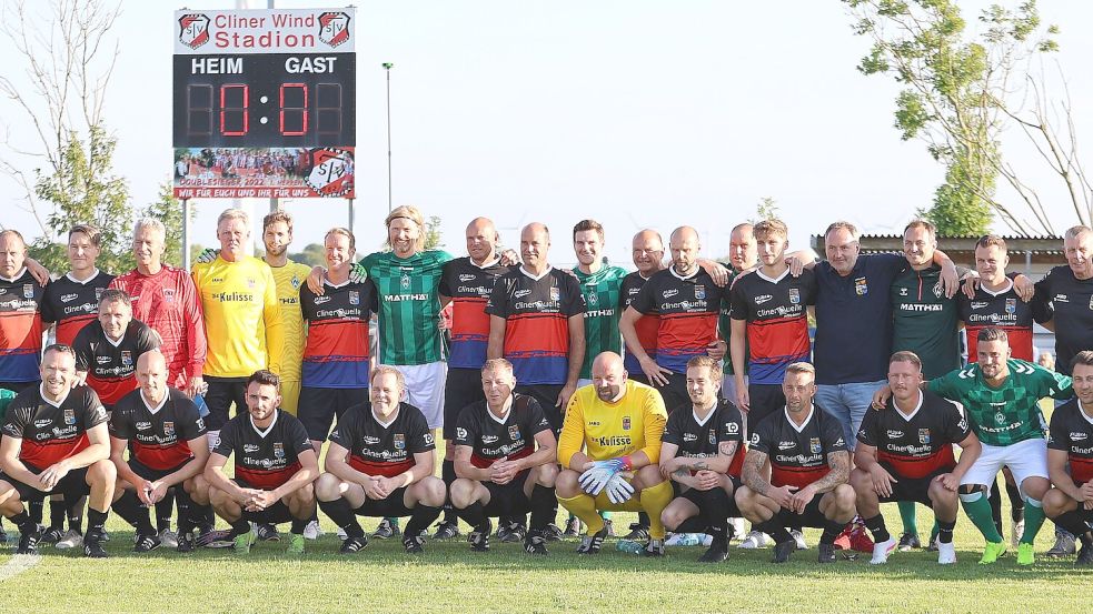 Die ehemaligen Spieler von Werder Bremen posieren gemeinsam mit der „Ostfriesischen Nationalmannschaft“. 900 Zuschauer kamen nach Carolinensiel.Fotos: Wilfried Gronewold