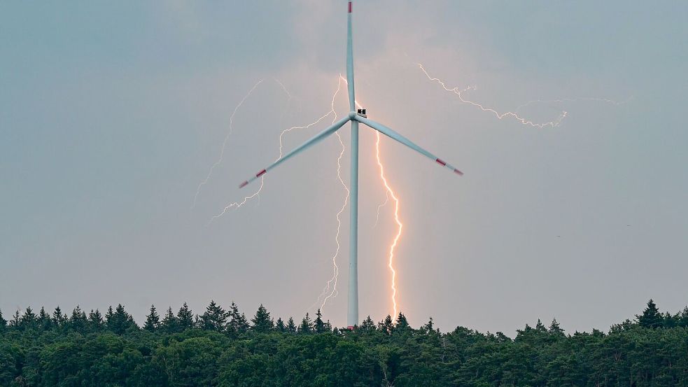 Die Gefahr neuer Gewitter steigt insbesondere ab Mittwochabend. Foto: Patrick Pleul/dpa