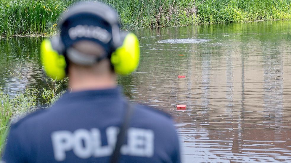 Taucher der Feuerwehr Bremen haben am Montagmorgen eine männliche Leiche im Bremer Achterdieksee gefunden. Foto: Soeren Stache/dpa