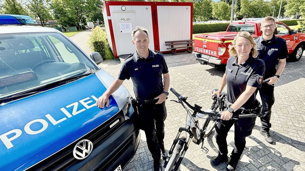 Dienststellenleiter Uwe Eilts (links) mit seinem Stellvertreter Florian Rose und Kontaktpolizistin Hilke Timker. Foto: Klaus Ortgies