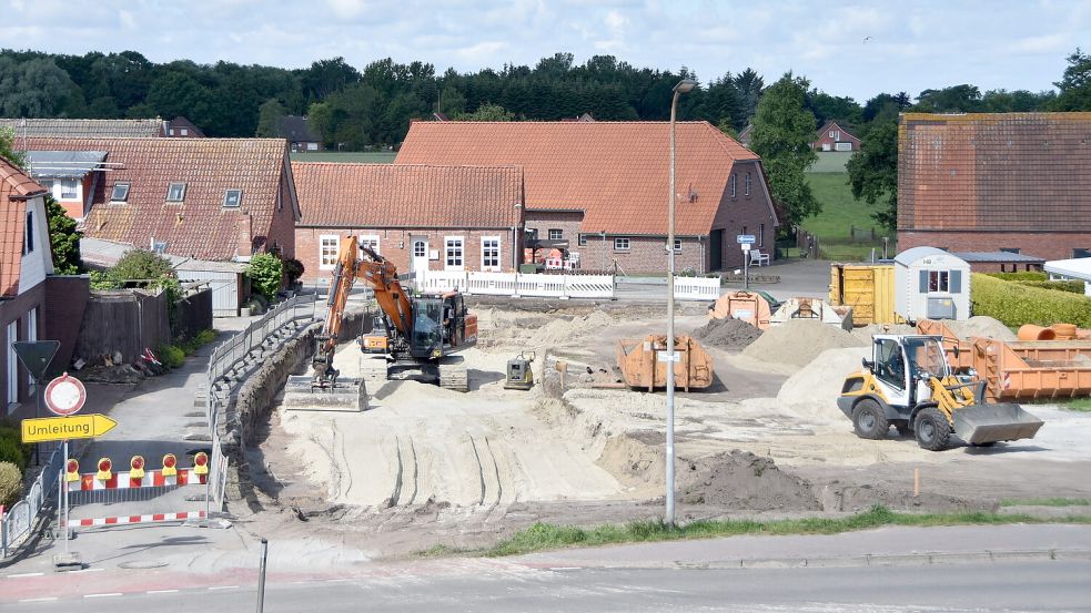 Die Kleine Lohne (links) in Marienhafe-Tjüche wird ausgebaut. Die neue Fahrbahn führt über das frühere Harms-Hofgelände. Foto: Thomas Dirks