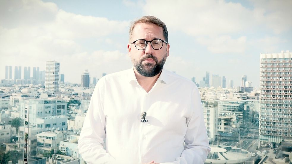 Als Kriegsreporter im Einsatz: Der gebürtige Ihlower Paul Ronzheimer berichtet über die aktuelle Situation in Israel. Seine Reise nach Tel Aviv dauerte in der vergangenen Woche 48 Stunden und verlief über Ägypten. Foto: Georgios Moutafis