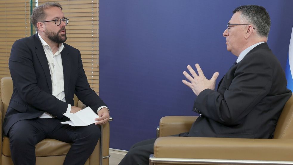 „Wir berichten so, wie immer – mit Liveschalten, mit Interviews.“ Paul Ronzheimer im Gespräch mit Israels Präsidenten Jitzchak Herzog. Foto: Georgios Moutafis