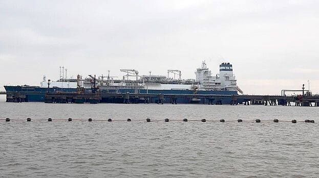 In direkter Nähe des Muschelfelds in der Jade vor Hooksiel wurde das LNG-Terminal gebaut. Mittlerweile ist ein zweites LNG-Terminal in Betrieb. Und der Bau weiterer Terminals mit Baggermaßnahmen ist in Planung. Foto: Niedersächsische Muschelfischer GbR
