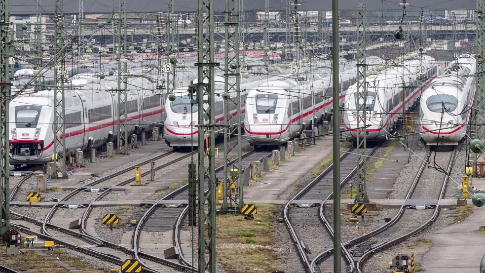 Die Deutsche Bahn plant, mehr als 40 hoch belastete Strecken im Schienennetz grundlegend zu sanieren. Foto: Peter Kneffel/dpa