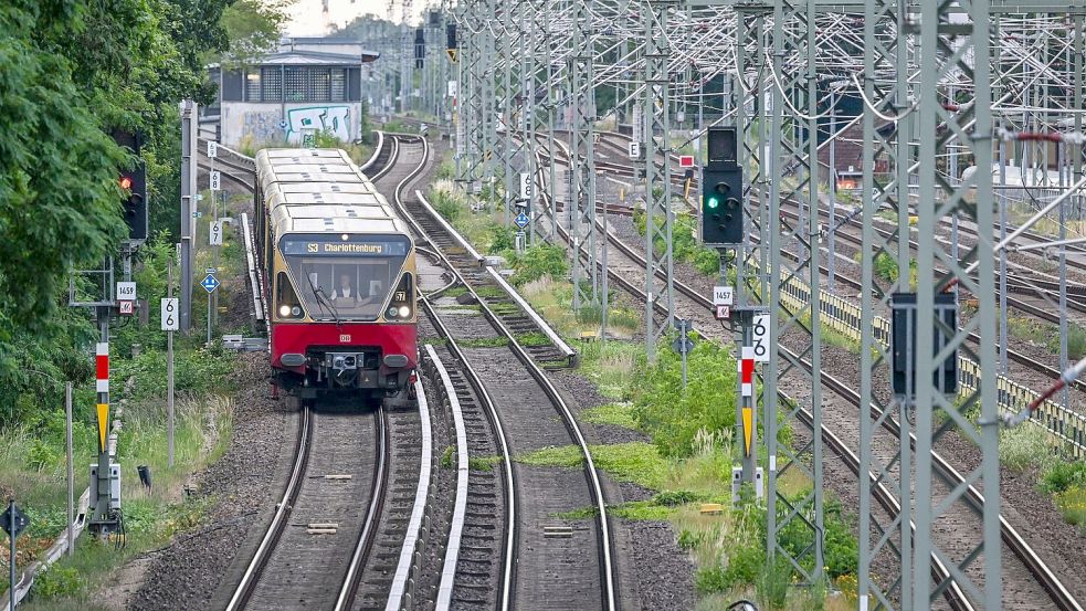 Am Morgen waren die S-Bahn-Strecken zwar freigegeben, es kam aber weiter zu Einschränkungen. Foto: Jens Kalaene/dpa
