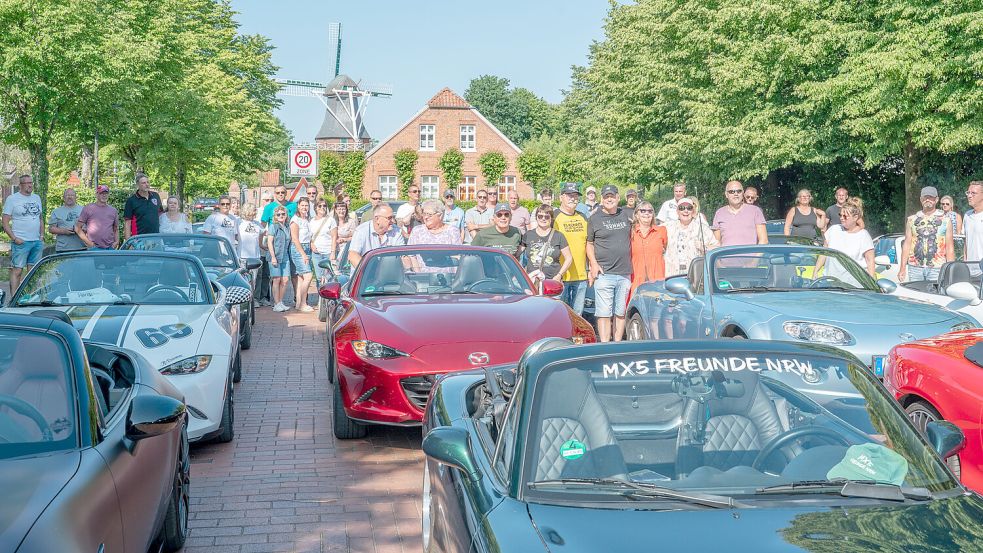 Die MX5-Fahrer stellten sich für ein Gruppenfoto auf dem Leezdorfer Dorfplatz auf. Foto: Folkert Bents