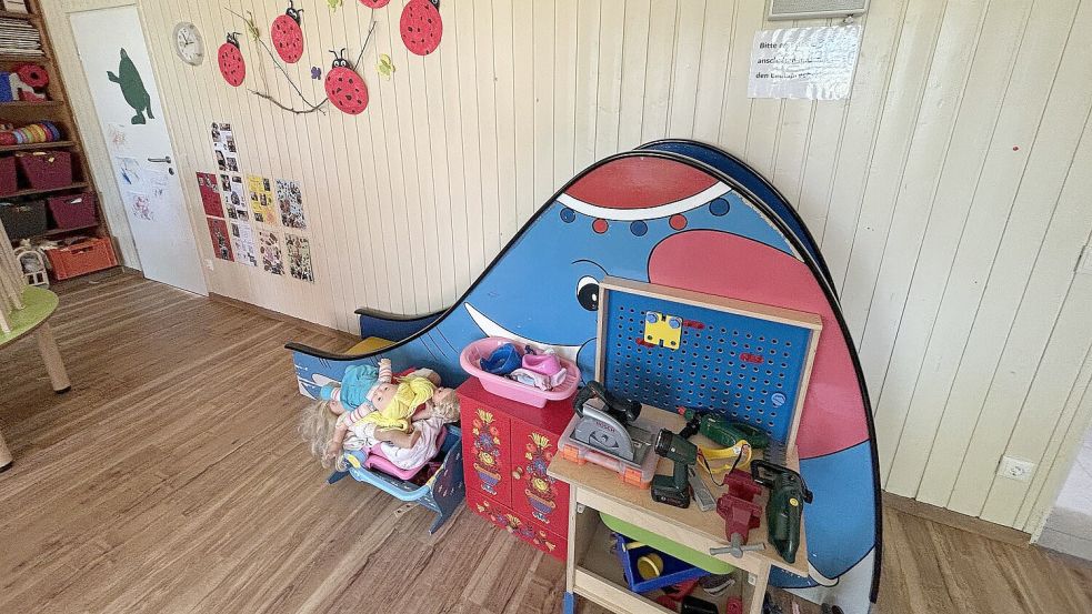 Die Rutsche ist besonders beliebt. Ebenso die kleinen Steckbriefe, die jedes Kind von sich mitbringt. Sie hängen auf Augenhöhe der Kinder und seien oft Thema bei den Kindern, so Sylvia Hinrichs. Foto: Karin Böhmer