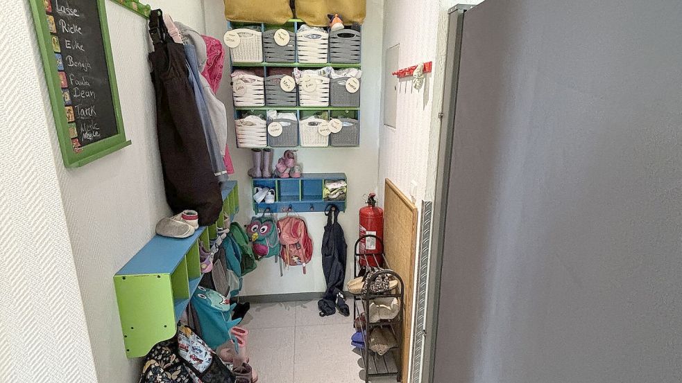 Der Spielkreis hat neben der eigenen Toilette auch einen kleinen Garderobenbereich. Der Flur kann durch eine Trennwand vom Rest des Gemeindehauses abgetrennt werden. Foto: Karin Böhmer