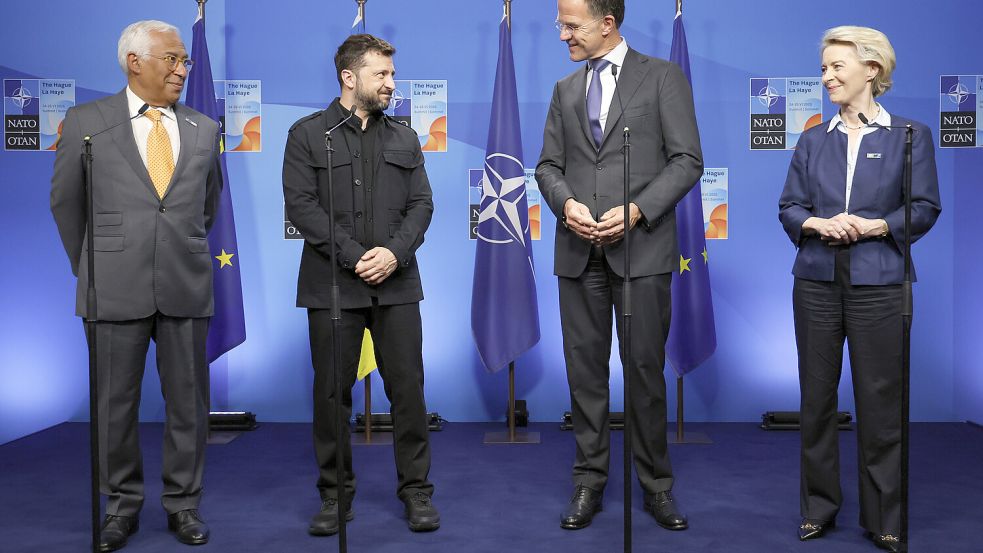 Antonio Costa, der Präsident des Europäischen Rates, der ukrainische Präsident Wolodymyr Selenskyj, der NATO-Generalsekretär Mark Rutte und die Präsidentin der Europäischen Kommission, Ursula von der Leyen, vor einem Treffen am Rande des NATO-Gipfels in Den Haag. Foto: Geert Vanden Wijngaert/dpa/AP