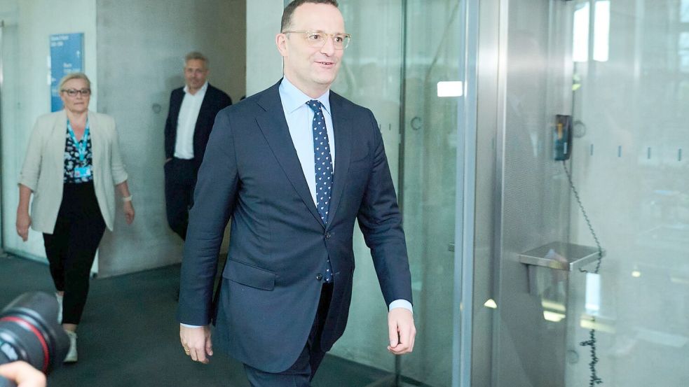 Unionsfraktionschef Jens Spahn auf dem Weg in den Haushaltsausschuss des Bundestages. Foto: Annette Riedl/dpa