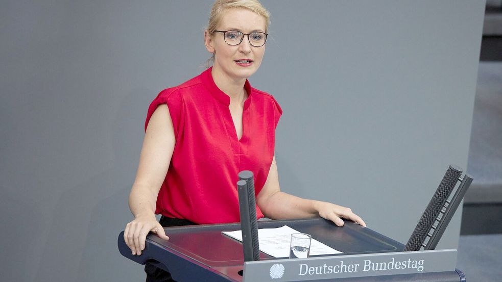 Die Linken-Vorsitzende Ines Schwerdtner fordert Spahns Rücktritt als Fraktionsvorsitzender der Union. Foto: Jörg Carstensen/dpa
