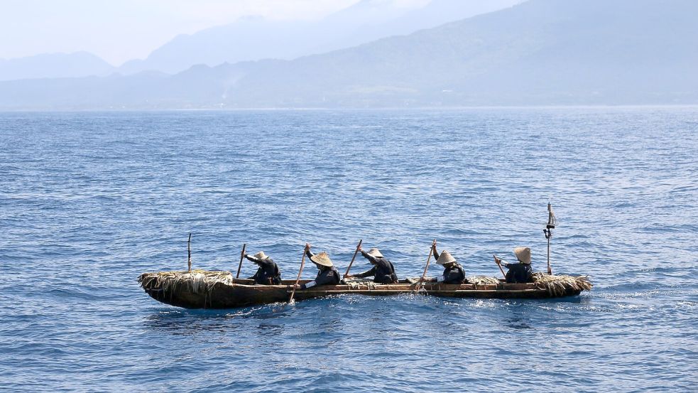 Forscher paddeln mit einem selbstgebauten Kanu über das Wasser. Foto: Yousuke Kaifu/dpa