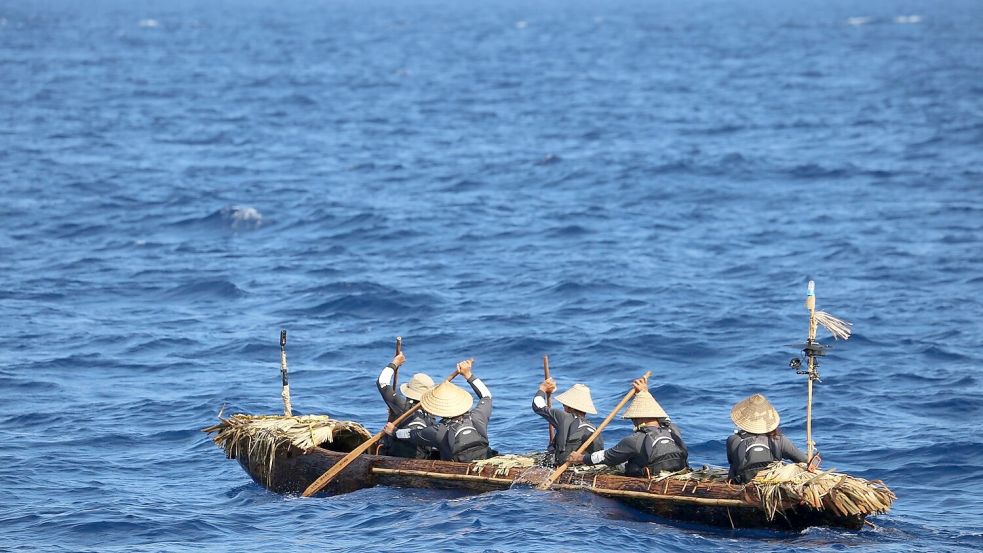 Forscher paddeln mit einem selbstgebauten Kanu über das Wasser. Foto: Yousuke Kaifu/dpa
