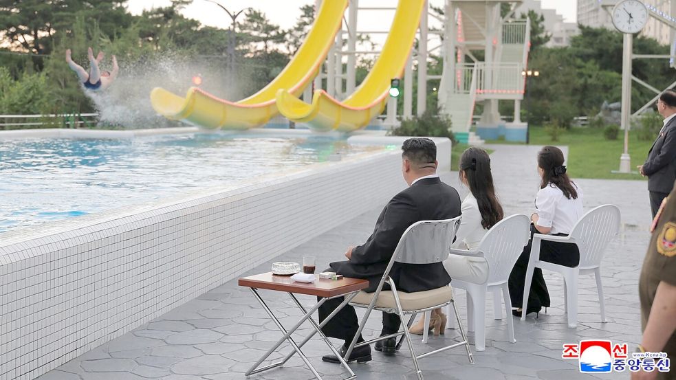 Machthaber Kim Jong Un weiht eine neue Touristenanlage an der nordkoreanischen Ostküste ein. Foto: ---/KCNA via YNA/dpa