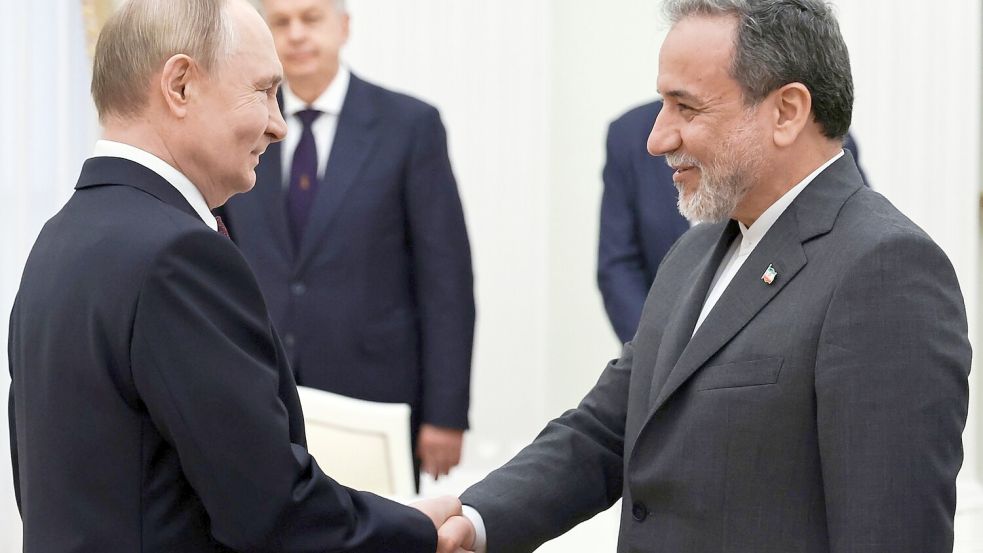 Kremlchef Putin im Gespräch mit Irans Außenminister Araghtschi (Archivbild) Foto: Alexander Kazakov/Pool Sputnik Kremlin/AP/dpa